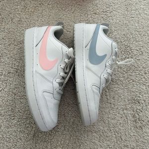 Nike court borough low 2 size 7 girls size 8.5 women like new